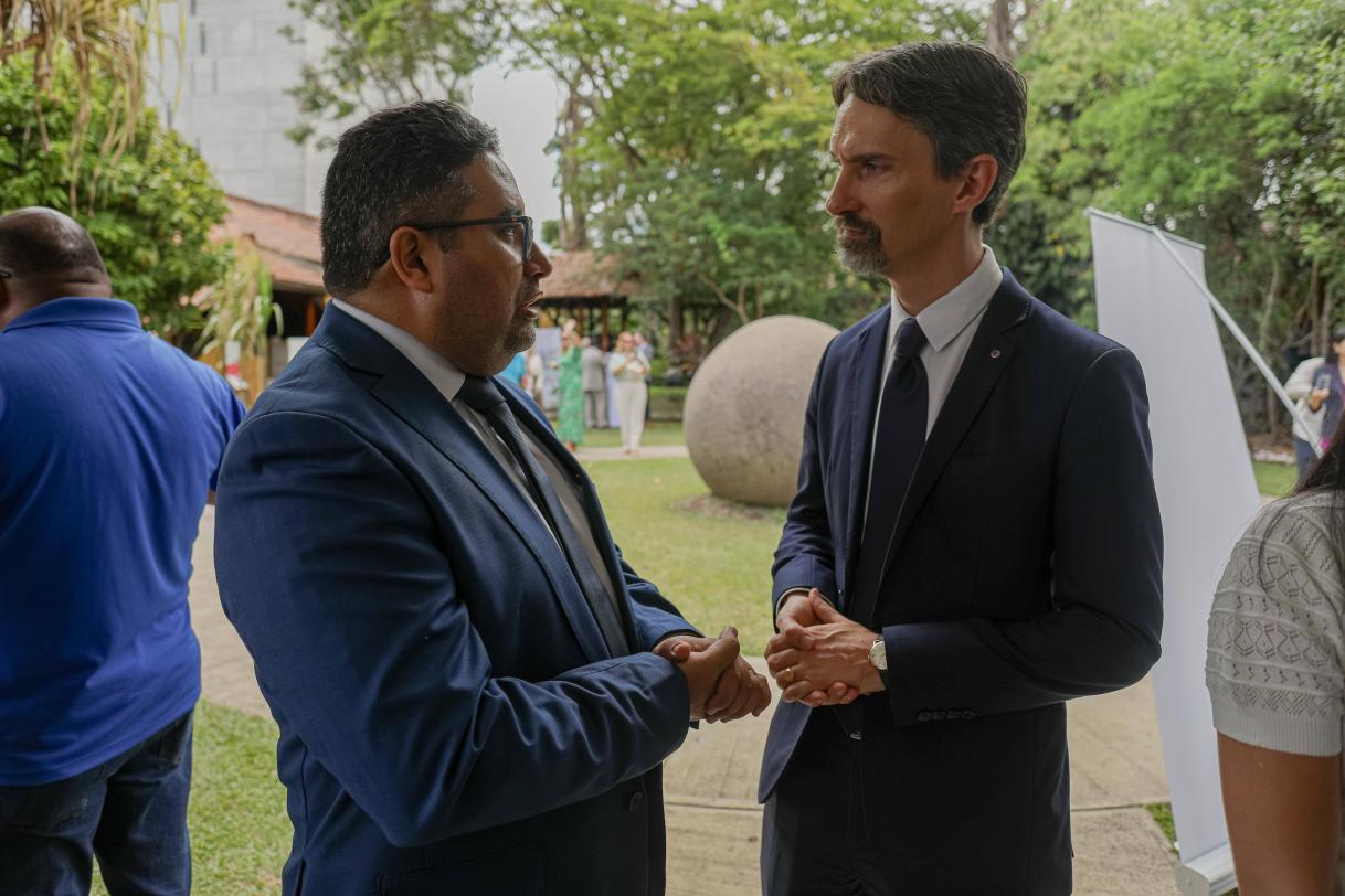 Embajador Lempereur junto al Dir. de Extra TV