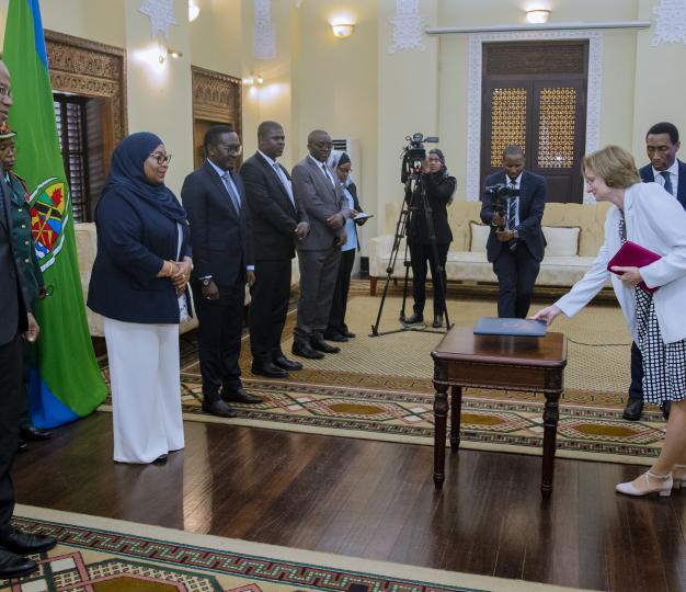 Ambassador Grau presents her credentials to Tanzanian President Samia Suluhu Hassan.